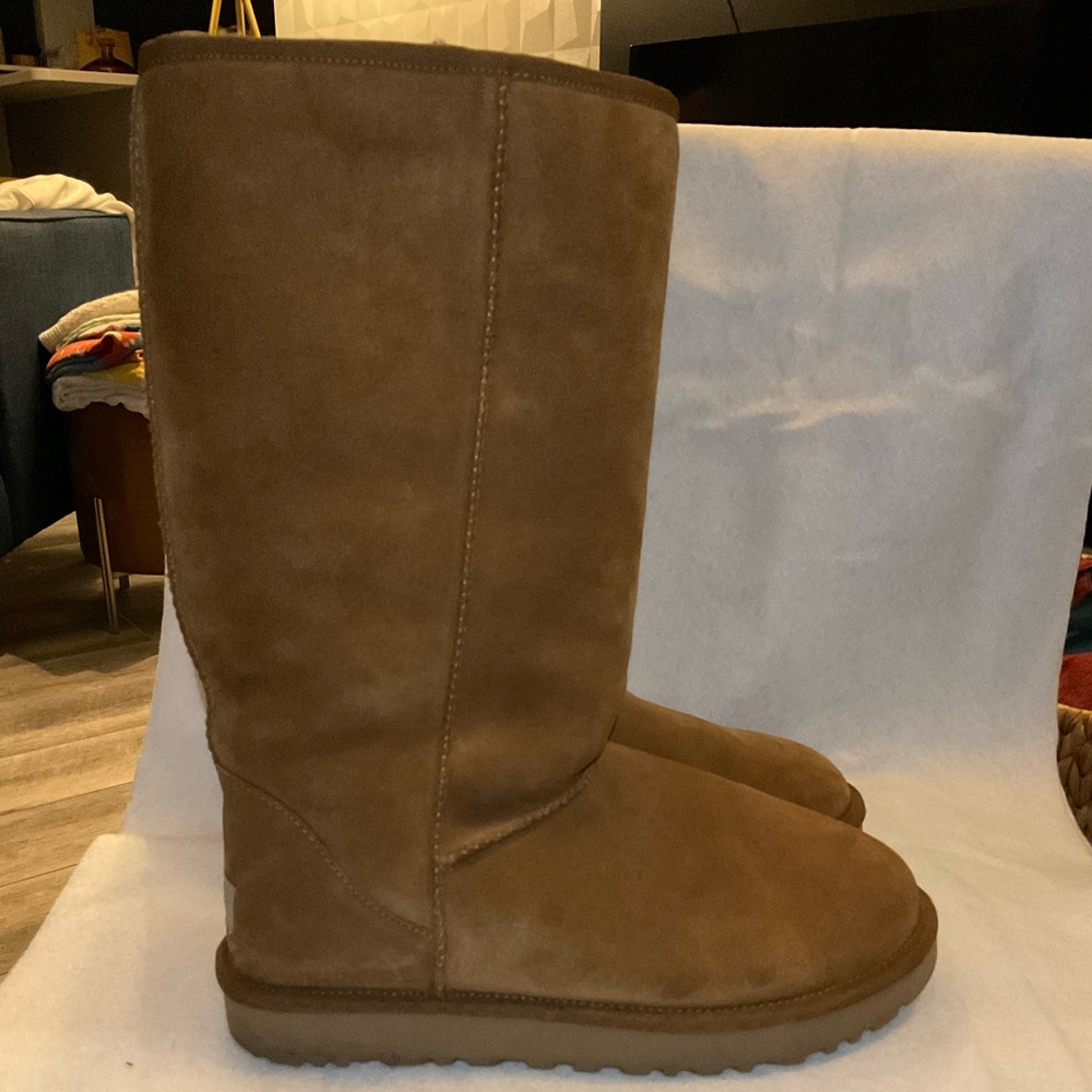 UGG Classic II Shearling Lined Boot , Chestnut Suede , Size 8 , Like NEW